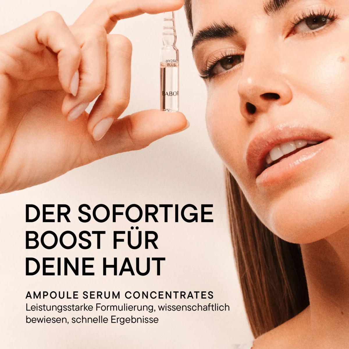 Frau hält eine BABOR Hydra Plus Ampulle neben ihr Gesicht, Text Der sofortige Boost für deine Haut
