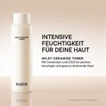 Infografik BABOR Milky Ceramide Toner: Flasche auf beigem Grund, Ceramide und CICA für intensive Feuchtigkeit