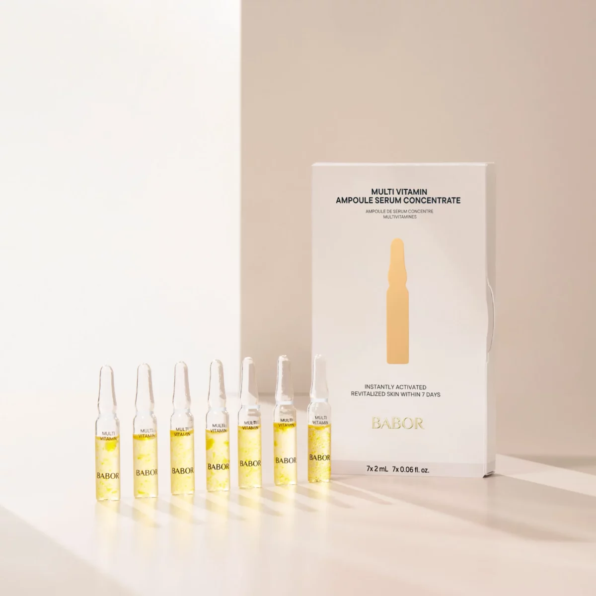 Mehrere BABOR Multi Vitamin Ampullen stehend im warmen Licht auf heller Fläche, Lifestyle-Foto