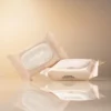 Zwei Packungen BABOR Oil Infused Cleansing Wipes auf spiegelnder Fläche vor warmem beigem Hintergrund