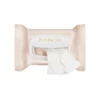 Geöffnete Packung der BABOR Oil Infused Cleansing Wipes mit einem herausgezogenen Tuch aus Baumwolle