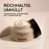 Offener Tiegel der BABOR Soul & Body ACE Cream Grounding mit cremiger Textur, Kampagnenbild Reichhaltig umhüllt