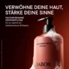 BABOR Soul & Body Wash Emberean mit Schaum vor dunkelrotem Hintergrund, Kampagnenbild Körperpflege