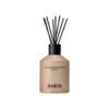 BABOR Soul & Room Fragrance Grounding, beigefarbener Flakon mit 220 ml und schwarzen Duftstäbchen