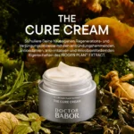 Geöffneter Tiegel BABOR The Cure Cream zwischen Kräutern und Wurzeln, Text zur Wirkung des Biogen Plant Extract