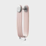 Vue de profil du porte-clés Orbitkey « Aktiv » en rose pâle, vierge, avec vis de fixation et anneau en D