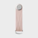 Face avant du porte-clés Orbitkey « Aktiv » en rose pâle, fermé, avec une surface gaufrée et un bouton de fermeture