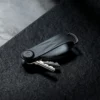 Orbitkey Schlüsselorganisator Aktiv in Graphite auf dunklem Stein, Schlüssel halb ausgeklappt
