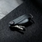 Porte-clés Orbitkey « Aktiv » en graphite sur pierre foncée, clés à moitié déployées