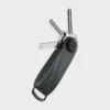 Orbitkey Schlüsselorganisator Aktiv in Graphite, aufgeklappt mit drei aufgefächerten Schlüsseln und D-Ring