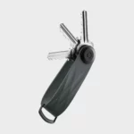 Porte-clés Orbitkey « Aktiv » en graphite, ouvert, avec trois clés disposées en éventail et un anneau en D