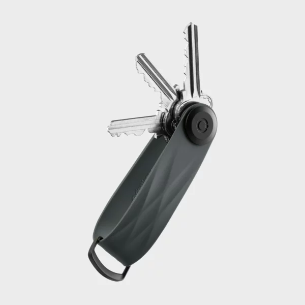 Orbitkey Schlüsselorganisator Aktiv in Graphite, aufgeklappt mit drei aufgefächerten Schlüsseln und D-Ring