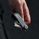 Porte-clés Orbitkey « Aktiv » couleur Graphite, tenu à la main, clés repliées à plat