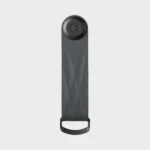 Face avant du porte-clés Orbitkey « Aktiv » en graphite, fermé, avec une surface gaufrée et un bouton de fermeture