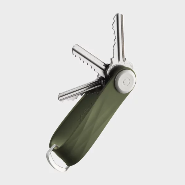 Porte-clés Orbitkey « Aktiv » en vert chasseur, ouvert, avec trois clés disposées en éventail et un anneau en D