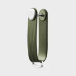Vue de profil de l'organiseur à clés Orbitkey « Aktiv » en vert chasseur, vierge, avec vis de fixation et anneau en D