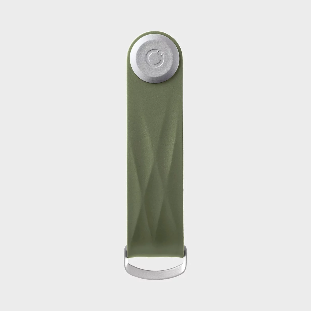Face avant du porte-clés Orbitkey « Aktiv » en vert chasseur, fermé, avec une surface gaufrée et un bouton de fermeture