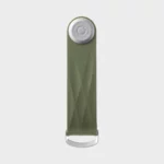 Face avant du porte-clés Orbitkey « Aktiv » en vert chasseur, fermé, avec une surface gaufrée et un bouton de fermeture