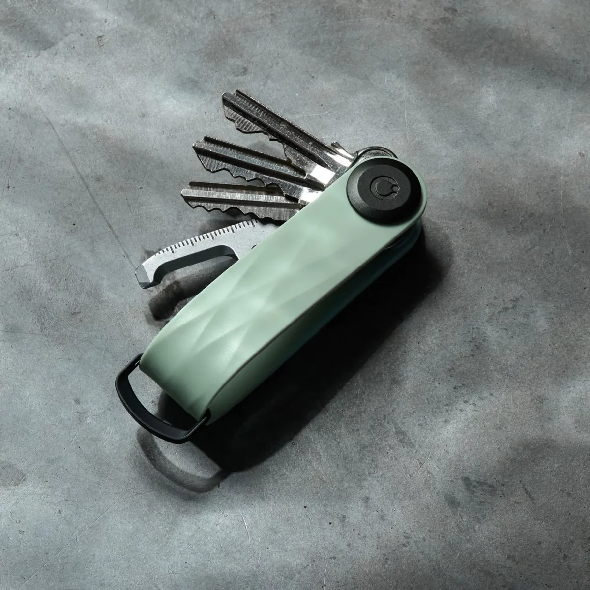 Organiseur de clés Orbitkey « Aktiv » en couleur « Mist sur béton », contenant des clés et un outil multifonctions