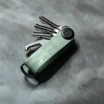 Organiseur de clés Orbitkey « Aktiv » en couleur « Mist sur béton », contenant des clés et un outil multifonctions