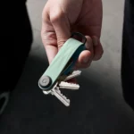 Porte-clés Orbitkey « Aktiv » : une fois dans la main, les clés dépassent légèrement de la pile plate