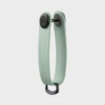 Vue latérale du porte-clés Orbitkey « Aktiv » en couleur « Mist », vide, avec vis de fixation et anneau en D