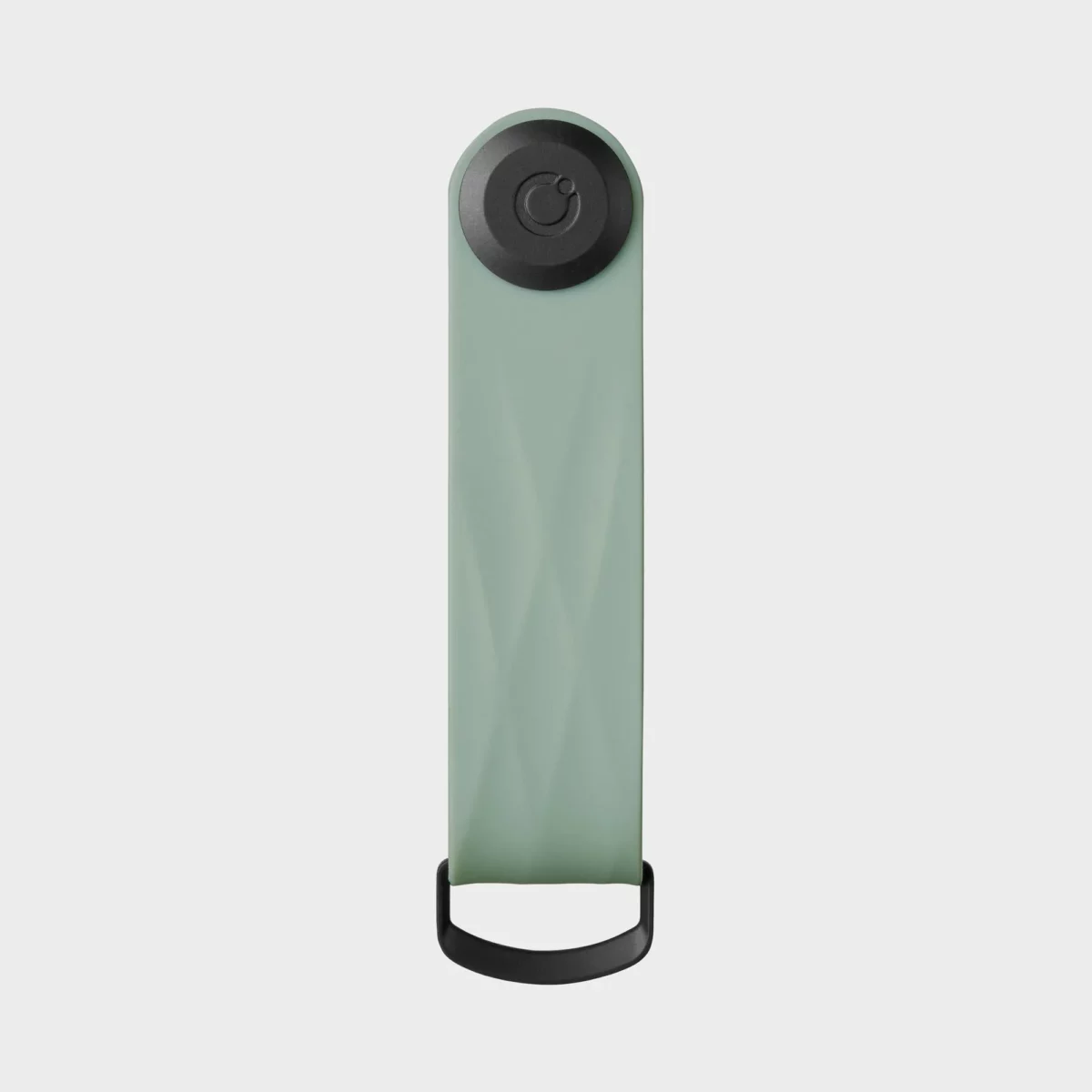 Face avant du porte-clés Orbitkey « Aktiv » en couleur « Mist », fermé, avec une surface gaufrée et un bouton de fermeture
