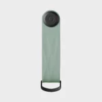 Face avant du porte-clés Orbitkey « Aktiv » en couleur « Mist », fermé, avec une surface gaufrée et un bouton de fermeture
