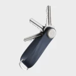 Porte-clés Orbitkey « Aktiv » en bleu nuit, ouvert, avec trois clés disposées en éventail et un anneau en D