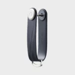 Vue de profil du porte-clés Orbitkey « Aktiv » en bleu nuit, vierge, avec vis de fixation et anneau en D