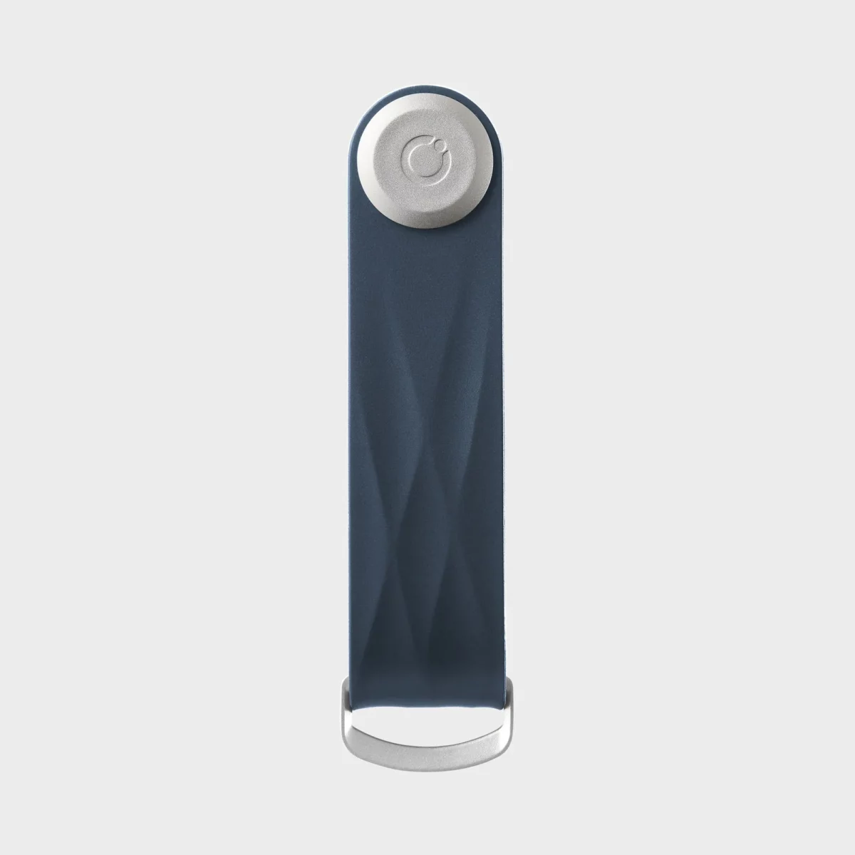 Face avant du porte-clés Orbitkey « Aktiv » en bleu nuit, fermé, avec une surface gaufrée et un bouton de fermeture