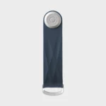 Face avant du porte-clés Orbitkey « Aktiv » en bleu nuit, fermé, avec une surface gaufrée et un bouton de fermeture