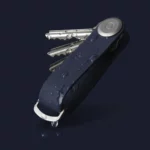 Porte-clés Orbitkey « Aktiv » en bleu nuit avec des gouttes d'eau ; le TPU est imperméable