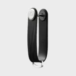 Vue de profil du porte-clés Orbitkey « Aktiv » en noir, vierge, avec vis de fixation et anneau en D