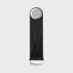 Face avant du porte-clés Orbitkey « Aktiv » en noir, fermé, avec une surface gaufrée et un bouton de fermeture