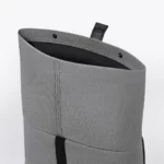 Sac à dos Ucon Acrobatics Hajo Medium Stealth gris avec rolltop déroulé, vue sur le compartiment principal ouvert