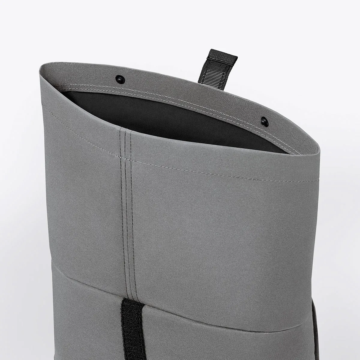 Sac à dos Ucon Acrobatics Hajo Medium Stealth gris avec rolltop déroulé, vue sur le compartiment principal ouvert
