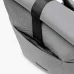 Détail de la fermeture éclair latérale entrouverte du sac à dos Ucon Acrobatics Hajo Medium Stealth gris