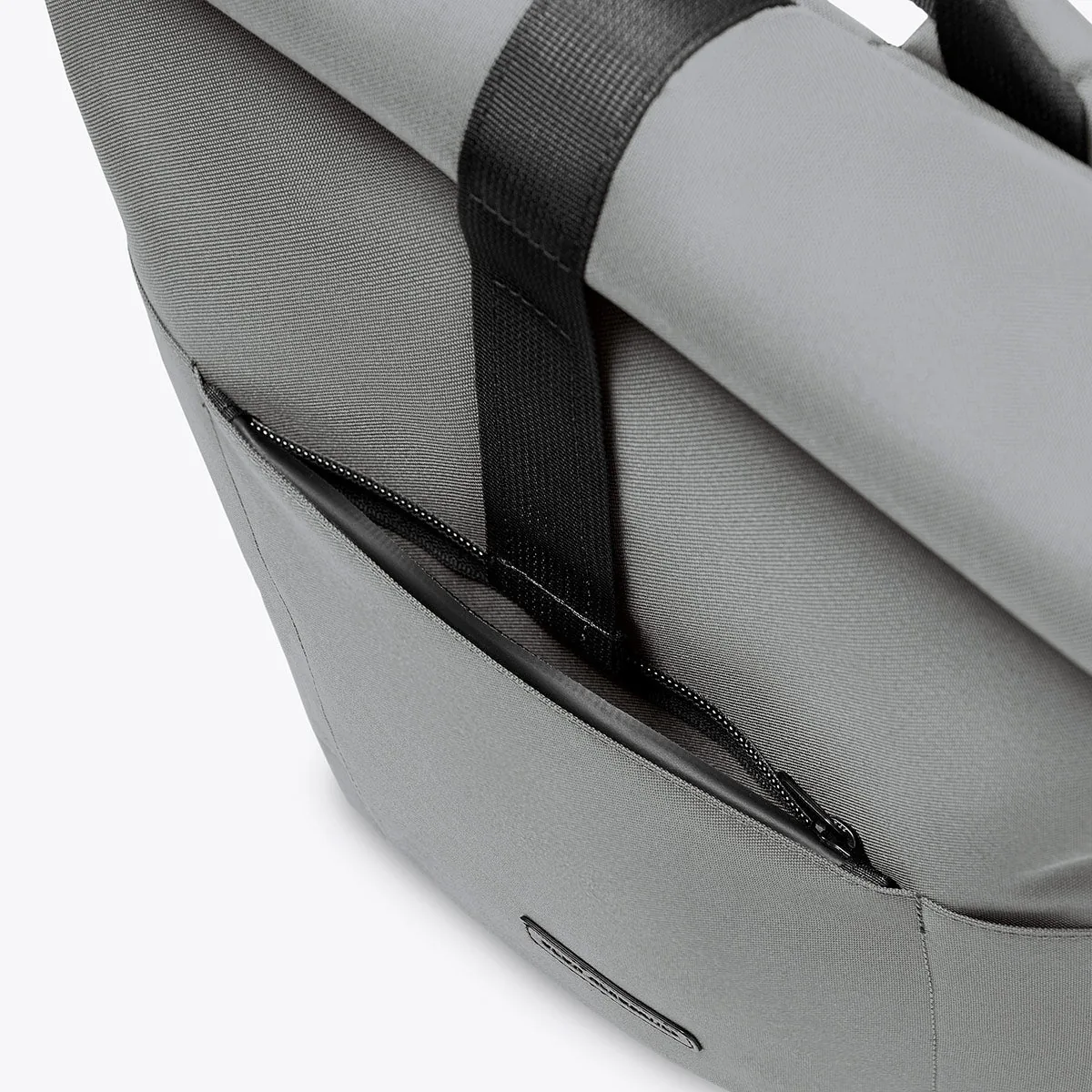 Détail de la fermeture éclair latérale entrouverte du sac à dos Ucon Acrobatics Hajo Medium Stealth gris
