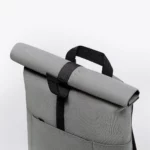 Gros plan du rolltop enroulé du sac Ucon Acrobatics Hajo Medium Stealth gris, avec patte auto-agrippante et poignée