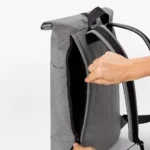 Main ouvrant l'accès latéral zippé au compartiment principal du sac Ucon Acrobatics Hajo Medium Stealth gris