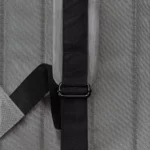 Gros plan de la bretelle avec boucle de réglage en métal du sac à dos Ucon Acrobatics Hajo Medium Stealth gris