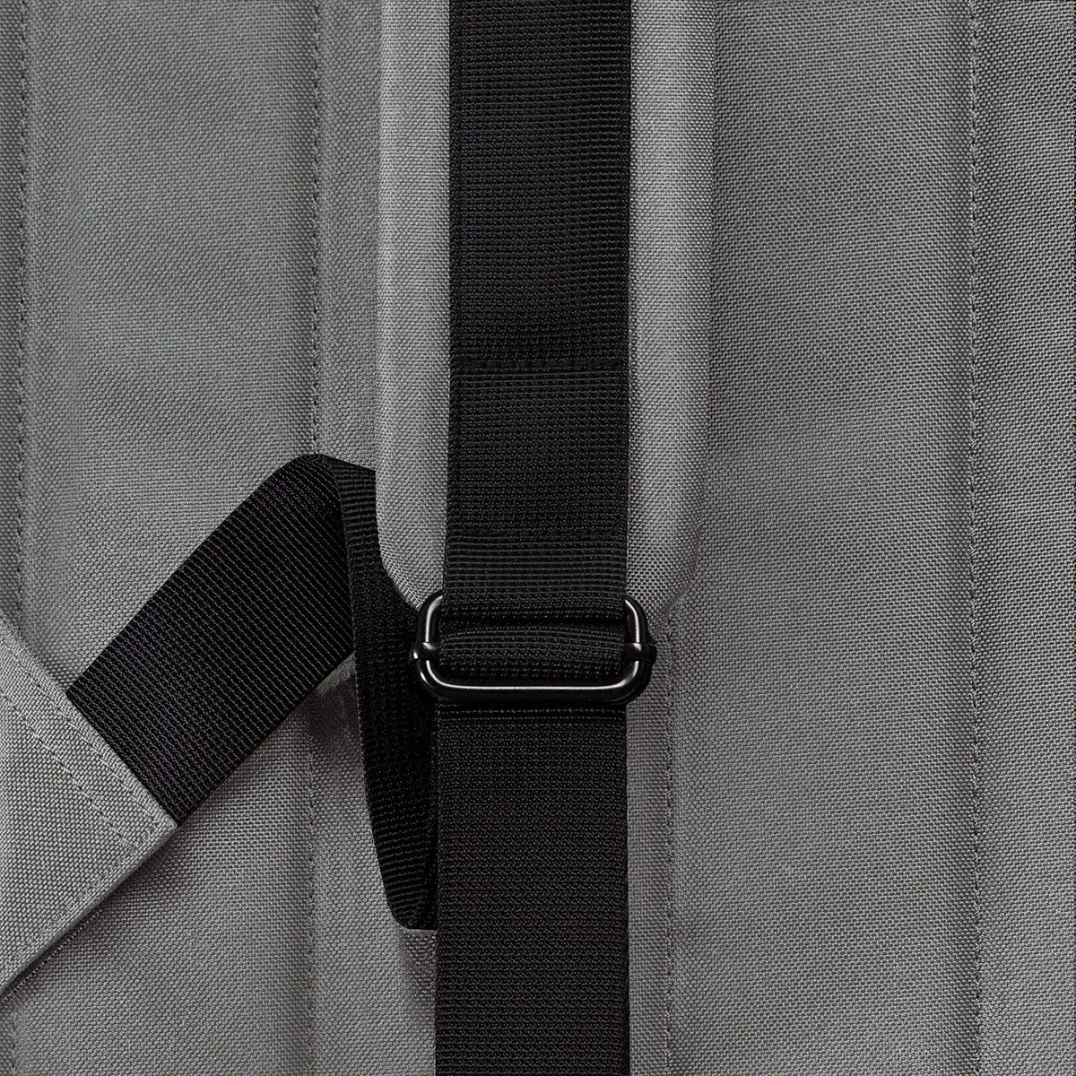 Gros plan de la bretelle avec boucle de réglage en métal du sac à dos Ucon Acrobatics Hajo Medium Stealth gris