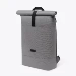 Sac à dos Ucon Acrobatics Hajo Medium Stealth gris vu de côté, avec fermeture éclair latérale vers le compartiment principal