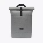 Sac à dos Ucon Acrobatics Hajo Medium de la Stealth Series en gris, vu de face avec rolltop fermé et poignée