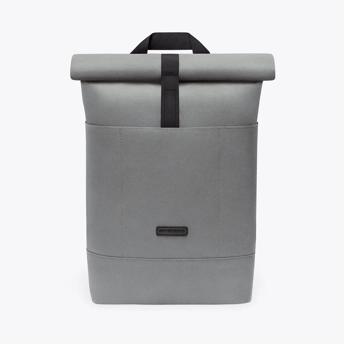 Sac à dos Ucon Acrobatics Hajo Medium de la Stealth Series en gris, vu de face avec rolltop fermé et poignée
